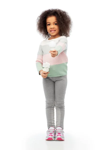 Afrykańska amerykańska dziewczyna z różnymi żarówkami — Zdjęcie stockowe