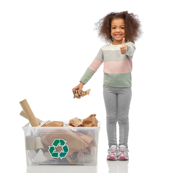 Glimlachend Afrikaans amerikaans meisje sorteren papier afval — Stockfoto