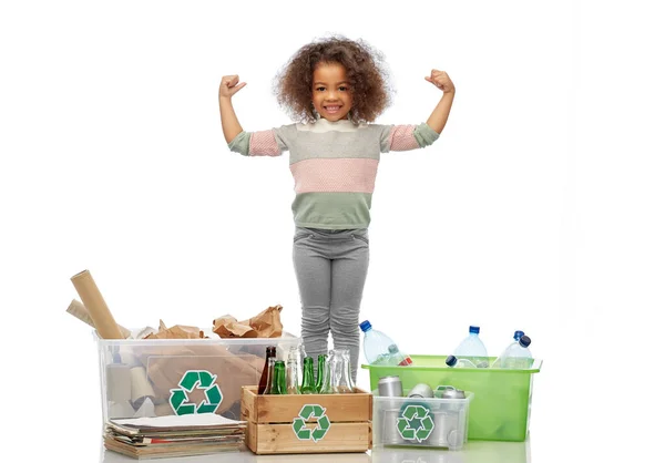 Menina feliz triagem de papel, metal e plástico resíduos — Fotografia de Stock