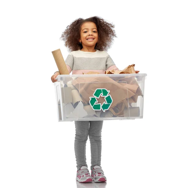 Glimlachend Afrikaans amerikaans meisje sorteren papier afval — Stockfoto