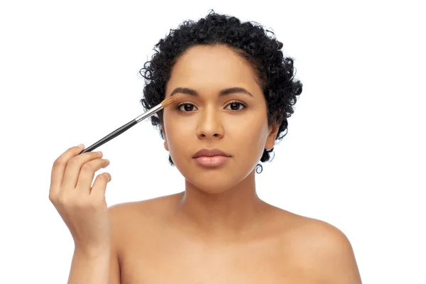 Afrikanische Amerikanerin mit Make-up Pinsel — Stockfoto