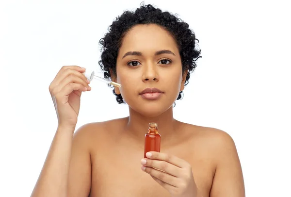 Afrikanisch-amerikanische Frau mit Flasche Serum — Stockfoto