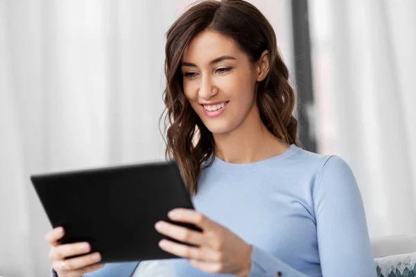 Heureux sourire jeune femme avec tablette pc à la maison — Photo