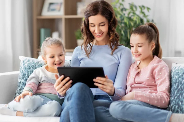 Feliz madre e hijas con la tableta PC en casa —  Fotos de Stock
