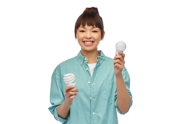 Azji kobieta posiadające energooszczędne żarówki — Zdjęcie stockowe