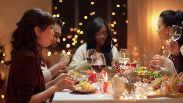 Ευτυχισμένοι φίλοι που έχουν Χριστουγεννιάτικο δείπνο στο σπίτι — Αρχείο Βίντεο