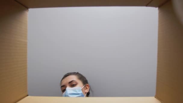 Maskeli kadın diş ürünleriyle dolu. — Stok video