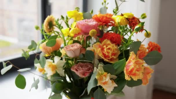 Bloemen in vaas thuis — Stockvideo