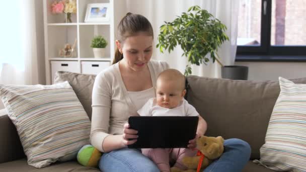 Mãe com bebê e tablet pc em casa — Vídeo de Stock