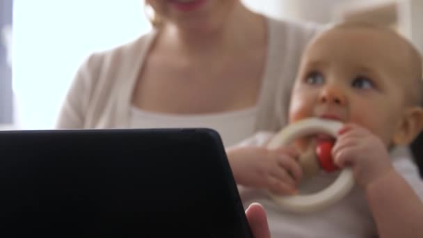 Madre y bebé y tableta pc y juguete para la dentición — Vídeo de stock