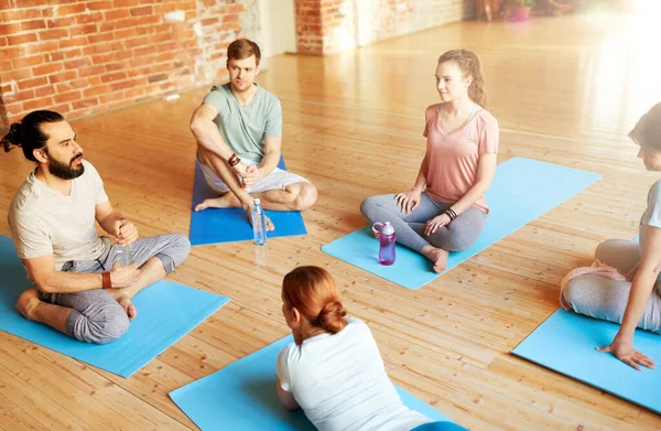 Groep mensen rustend op yogamatten in de studio — Stockfoto