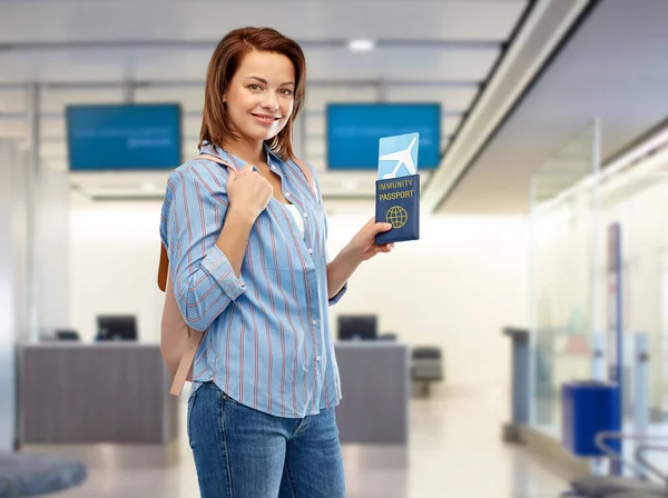 Szczęśliwa kobieta z biletem lotniczym i paszportem immunitetu — Zdjęcie stockowe