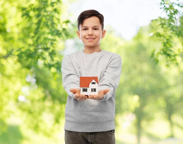 Gülümseyen çocuk ev modelini tutuyor — Stok fotoğraf