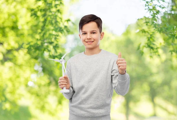 장난감 풍력 발전기를 장착 한 웃는 소년 — 스톡 사진