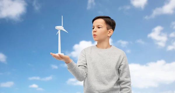 Ragazzo con turbina eolica giocattolo sopra cielo blu e nuvole — Foto Stock