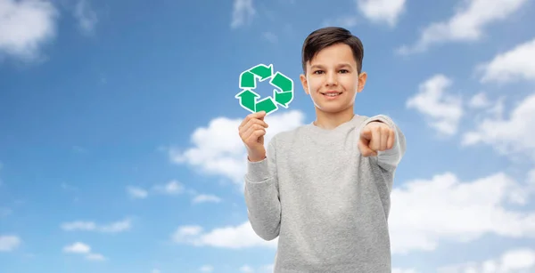 Heureux garçon avec recyclage signe pointant vers vous — Photo