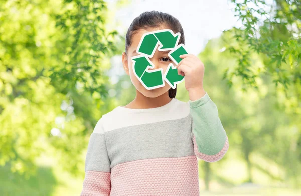Усміхнена дівчина тримає зелений знак переробки — стокове фото