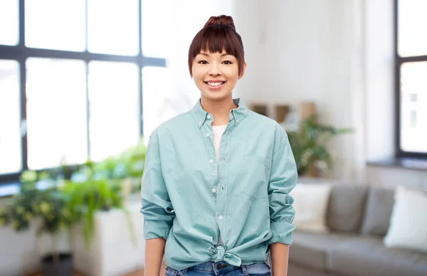 Glad asiatisk kvinna över hemmet bakgrund — Stockfoto