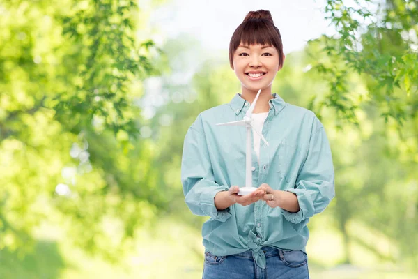 Sonriente joven asiático mujer con juguete aerogenerador — Foto de Stock