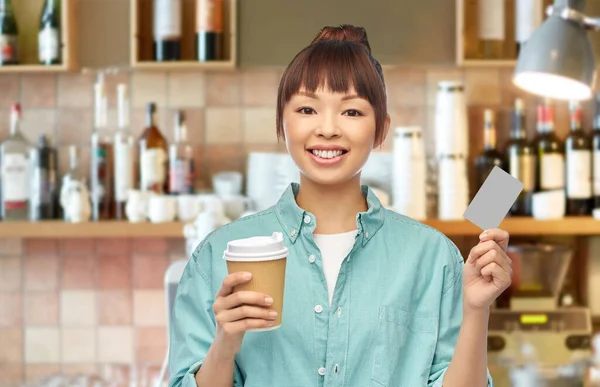 Aziatische vrouw met koffie en creditcard aan bar — Stockfoto