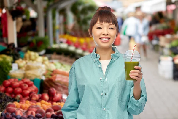 Szczęśliwy Azji kobieta z napój na ulicy rynek — Zdjęcie stockowe