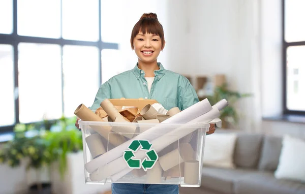 快乐的笑着的亚洲女人整理废纸 — 图库照片