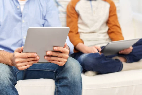 Vater und Sohn mit Tablet-PC zu Hause — Stockfoto