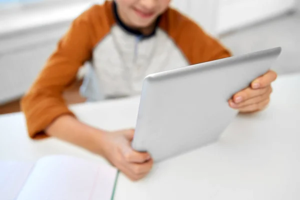 Estudiante chico con tablet ordenador aprendizaje en casa —  Fotos de Stock