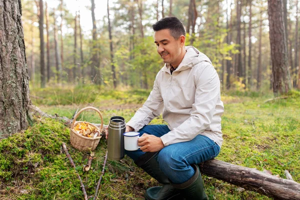 森の中のキノコ入りの男はお茶を飲む — ストック写真