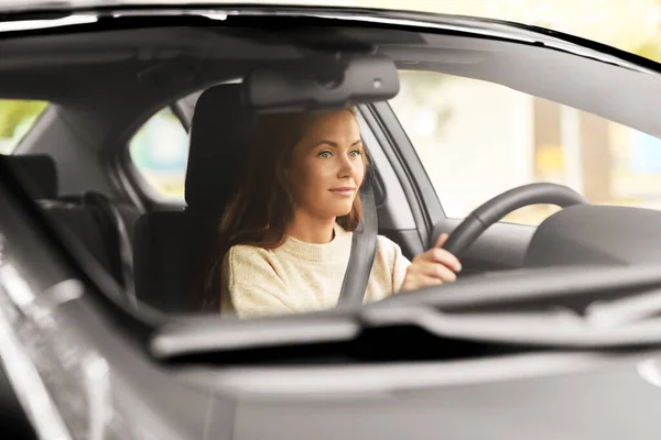 Conductor mujer o mujer conducir un coche en la ciudad —  Fotos de Stock