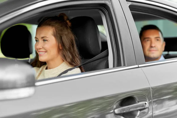 Conducente donna guida auto con passeggero maschio — Foto Stock