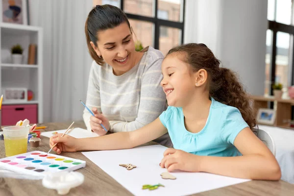Mutlu anne ve küçük kızı evde çizim yapıyor. — Stok fotoğraf
