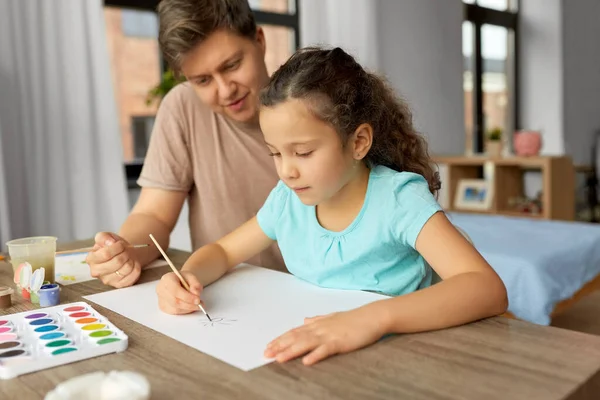 Pai feliz com pequena filha desenho em casa — Fotografia de Stock