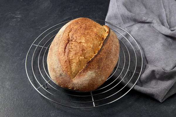 Σπιτικό ψωμί χειροτεχνίας σε βάση στο τραπέζι — Φωτογραφία Αρχείου