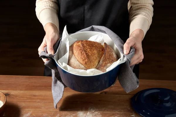 パン屋で自家製パンの女性パン屋さん — ストック写真