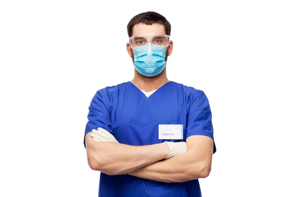 Manlig läkare i skyddsglasögon, mask och handskar — Stockfoto