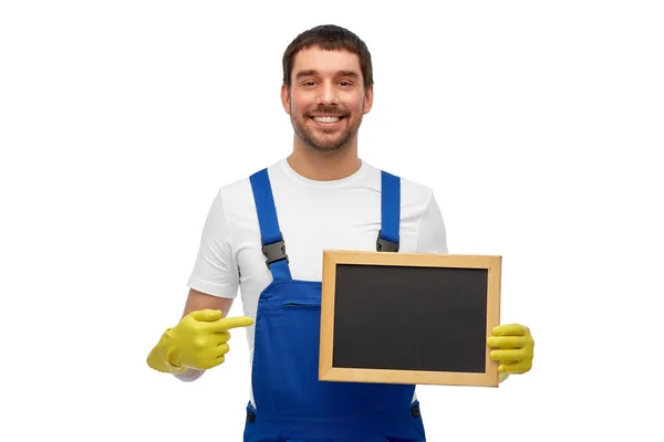 Mosolygó munkavállaló vagy férfi takarító táblát mutat — Stock Fotó