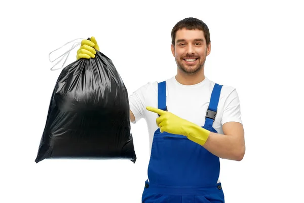 Trabalhador masculino feliz ou limpador mostrando saco de lixo — Fotografia de Stock