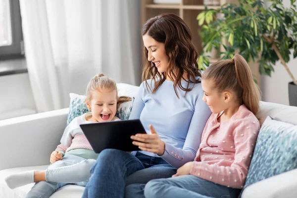 Evde tabletli mutlu anne ve kızları — Stok fotoğraf