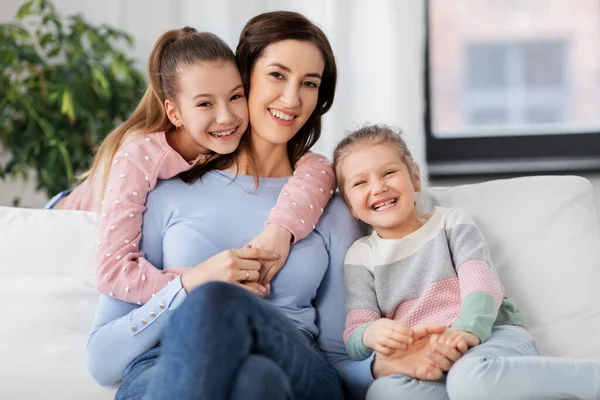 Щаслива усміхнена мати з двома дочками вдома — стокове фото