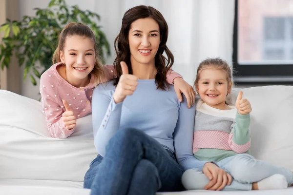 집에서 엄지손가락을 들고 있는 어머니와 딸들 — 스톡 사진