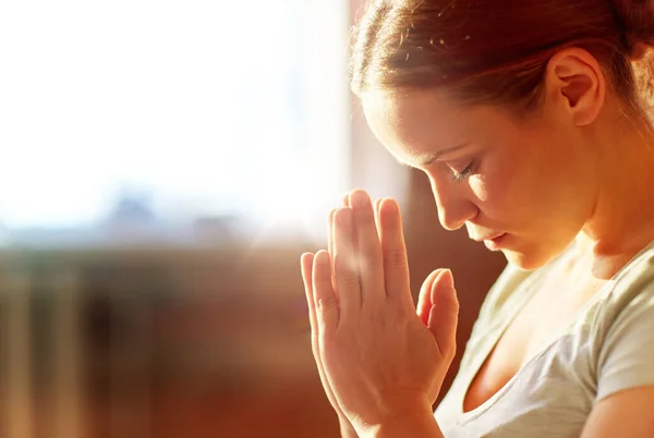 Close up of woman meditating at yoga studio — Stock Photo, Image