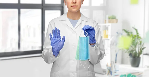 Médico feminino com duas máscaras mostrando parar gesto — Fotografia de Stock