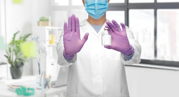 Närbild av läkare med spruta visar stopp gest — Stockfoto