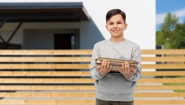 Leende pojke med tidningar sortera pappersavfall — Stockfoto