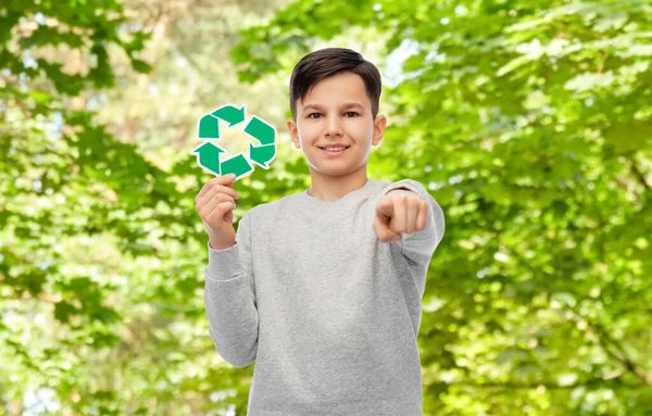 Glücklicher Junge mit Recyclingschild, das auf dich hinweist — Stockfoto