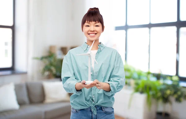 장난감 풍력 발전기를 장착 한 젊은 아시아인 여인의 웃는 모습 — 스톡 사진