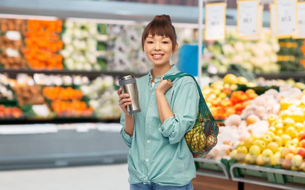 Kobieta z umywalką i jedzeniem w torbie w sklepie — Zdjęcie stockowe
