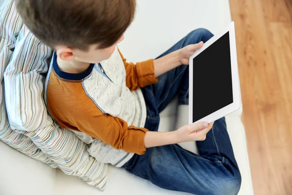 Primer plano del niño con la computadora de la tableta PC en casa —  Fotos de Stock