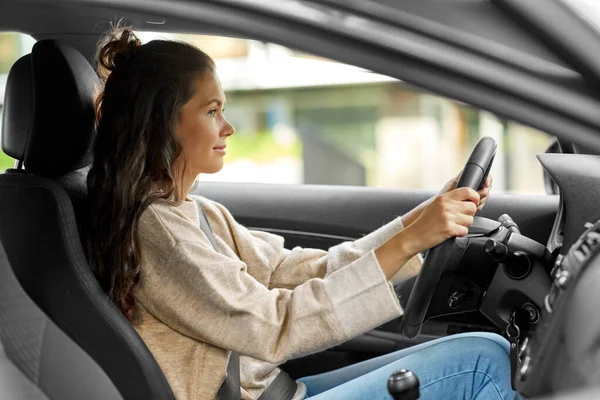 Mulher ou motorista do sexo feminino carro de condução na cidade — Fotografia de Stock